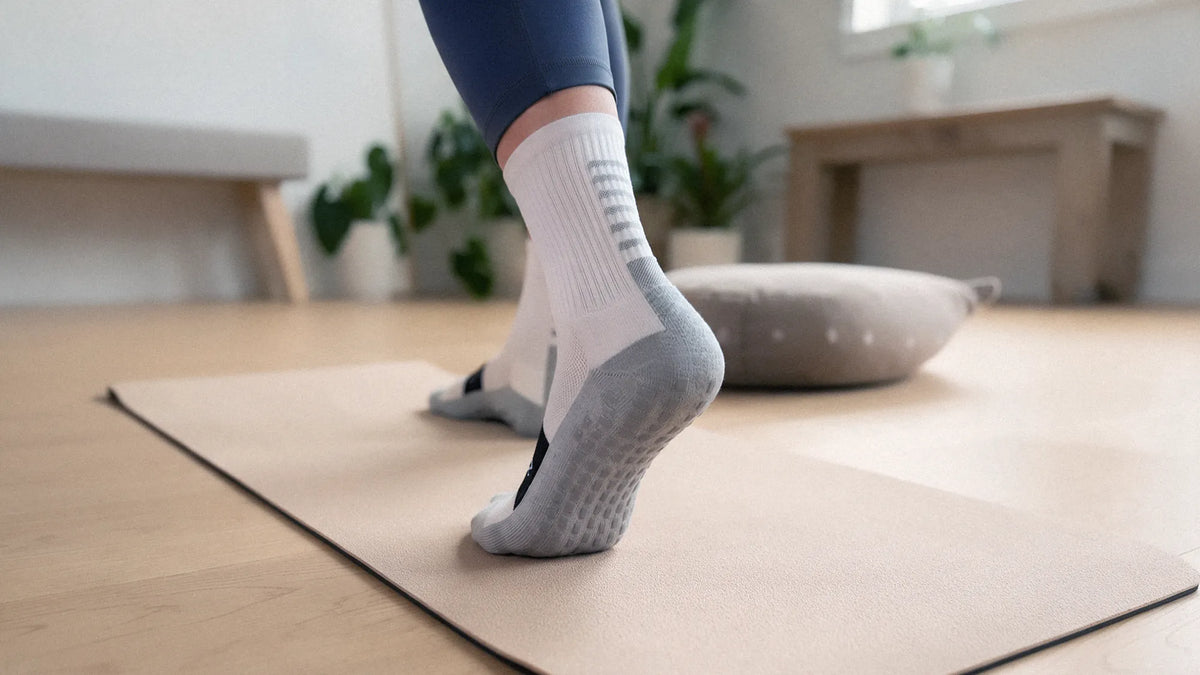 Calcetas antiderrapantes VEROZ blancas con suela de agarre, sobre tapete de yoga