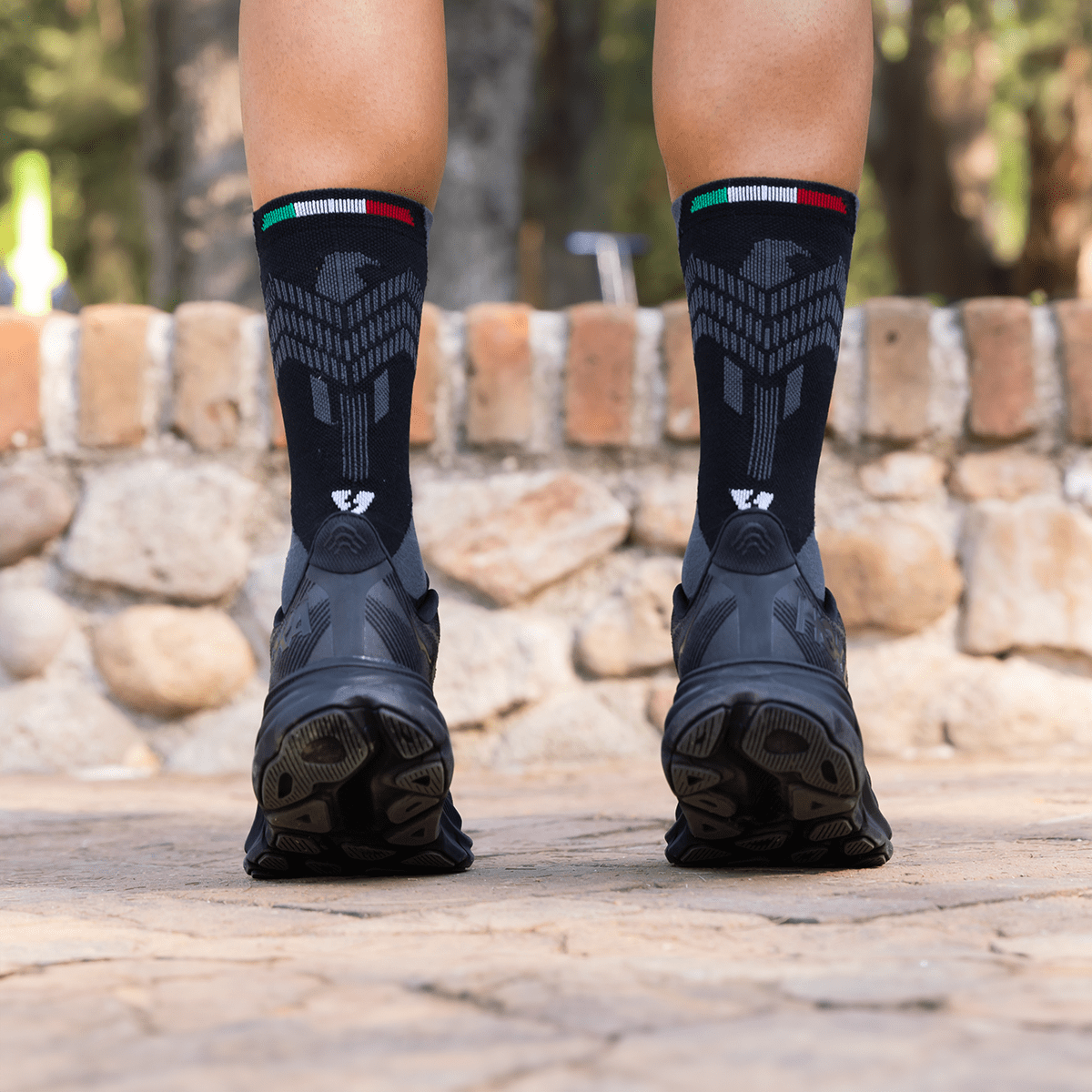 Calcetas deportivas antiampollas VEROZ Águila MX Negra largas de 18 cm