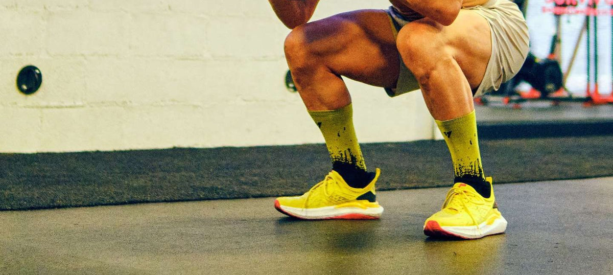 Calcetas deportivas VEROZ Neptuno amarillas puestas durante un entrenamiento en el gimnasio