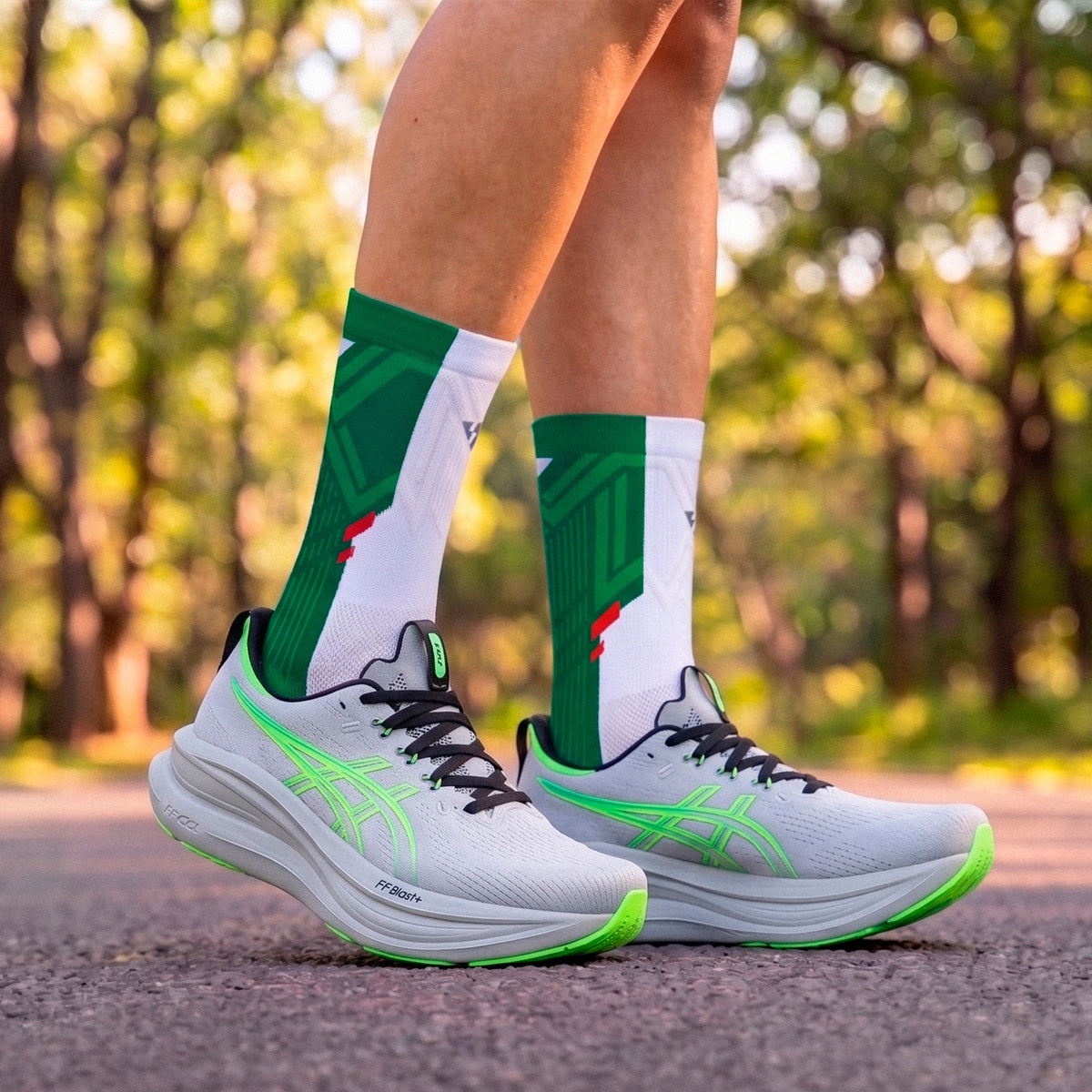 Calcetas deportivas antiampollas VEROZ MX Verdes largas de 18 cm, puestas, vista lateral