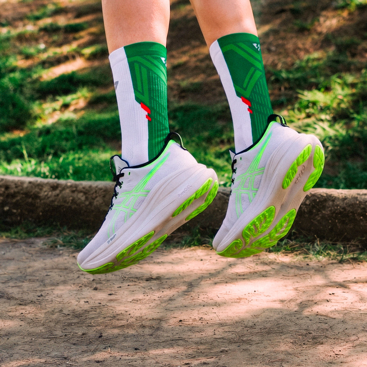 Calcetas deportivas antiampollas VEROZ MX Verdes largas de 18 cm, puestas al saltar